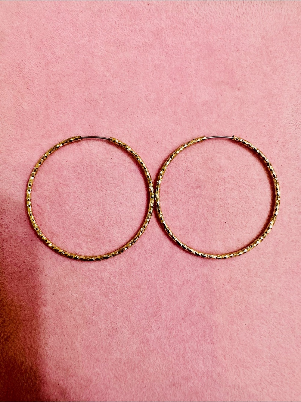 NWT Gold Tone Diamond-Cut Textured Hoop Earrings 1.5”